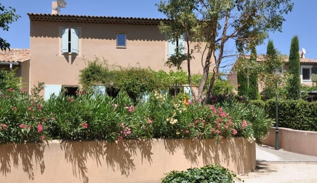 Peaceful house/garden in Provençal village