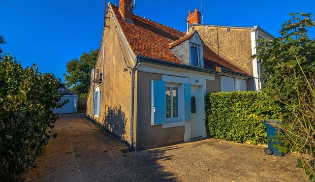 Peaceful house in Châteauroux with garden and private parking