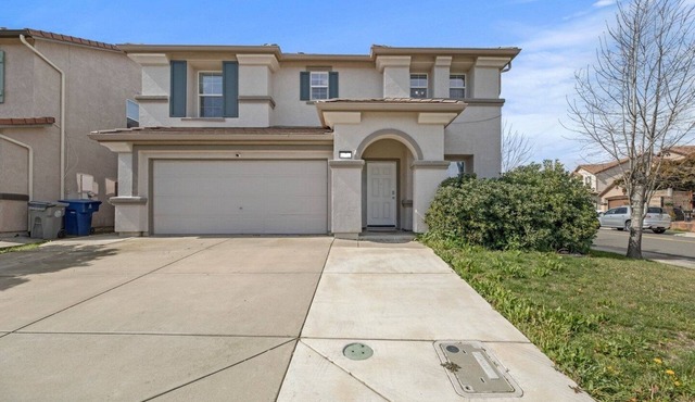 Peaceful house next to the park - close to airport