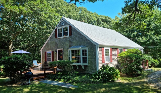Peaceful House on Menemsha Hill - 2 min from beach!