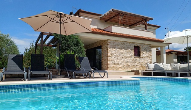 Peaceful house with lots of privacy near Umag. Sea view.