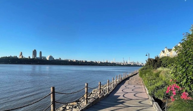 Peaceful Hudson Riverfront Condo Free Parking