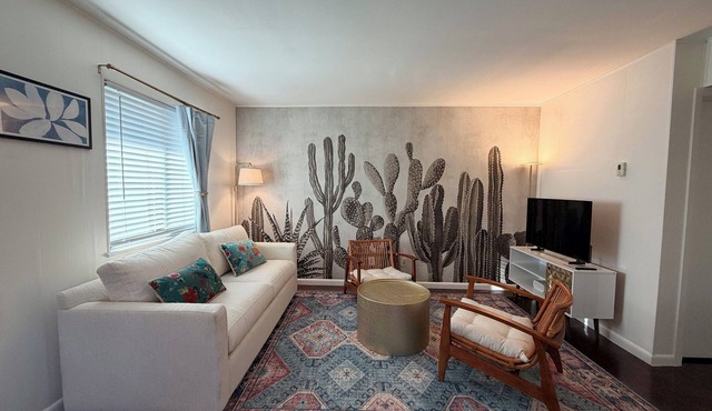 Peaceful Hyde Park Condo Near UT/Moody with Free Parking, Fast WiFi, King Bed