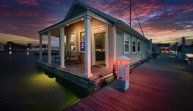 Peaceful! Inviting! Clean! Perfect! Heavenly floating getaway! Dock your boat!