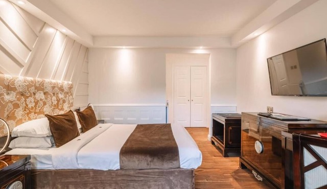 Peaceful Ipswich Retreat | Lush Gardens, Solarium, Spa & Inviting Indoor Pool