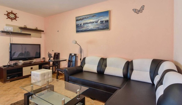 Peaceful Island Haven with Pool, BBQ & Games Area - Four Bedroom Holiday Home