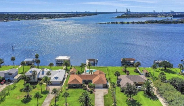 Peaceful Island Retreat - Heated Pool - Sleeps 10