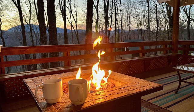 Peaceful Ivy Ridge - w/waterfalls, hikes + hot tub!