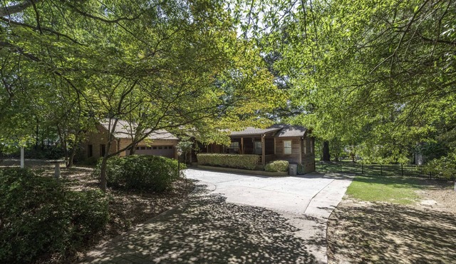 Peaceful Kannapolis Lodge! Super Spacious, Fenced Yard For Pets, Near Concord Mills Mall & Speedway!