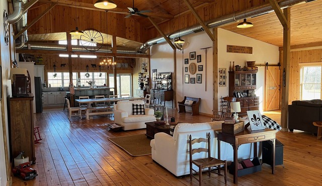 Peaceful Kentucky barn home near KY Derby, PGA and Bourbon Trail.