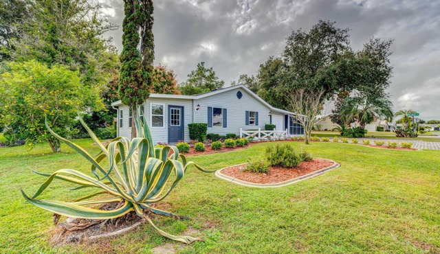 Peaceful Lady Lake Home w/Screened-In Porch!