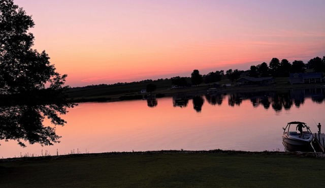 Peaceful Lake Cabin with Hot Tub & Starry Views. Sleeps 9nComfortably!