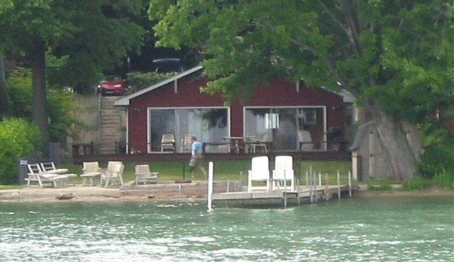 Peaceful Lake-Front Family Home - Fenced Yard