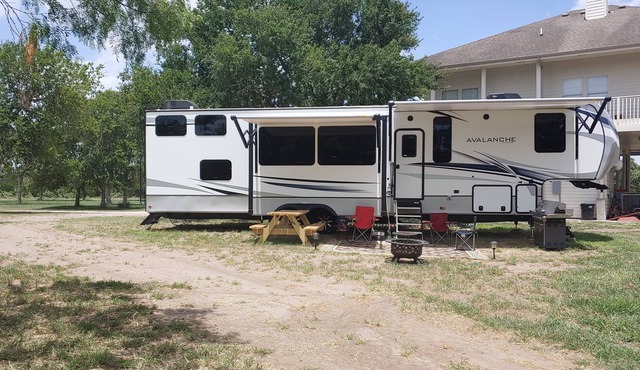Peaceful lake front Glamping Camper across from State Park