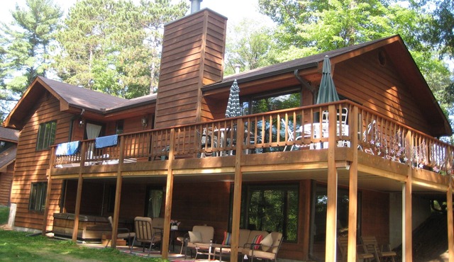 Peaceful Lake Home with 3 bed/3 bath+ 2 bonus bedrooms with 2 kings or 4 twins