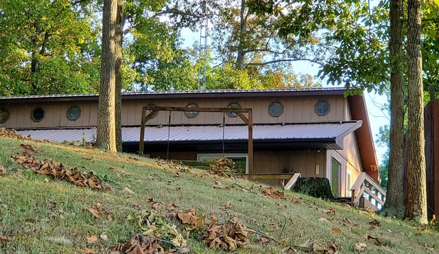 Peaceful Lake House Cabin 2, Kayaks Provided Free, Direct Water Access!