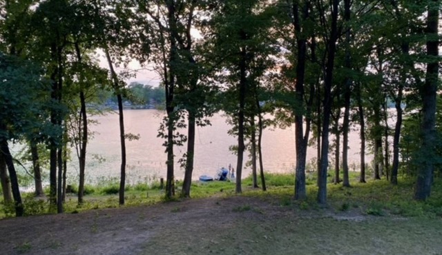 Peaceful Lake House with pontoon boat rental on property.n