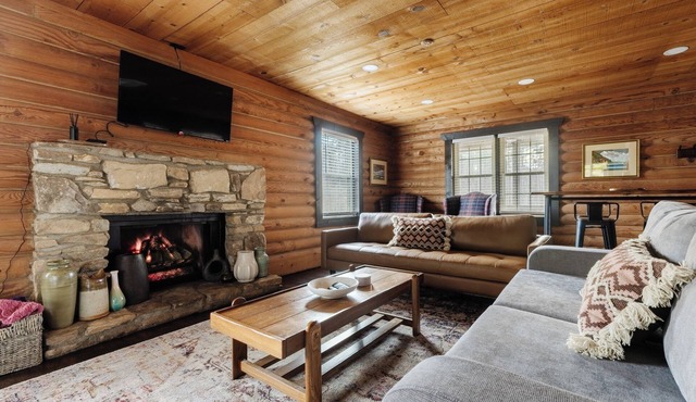 Peaceful Lake Lure Cabin: Cozy 2BR 3 miles from lake!