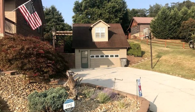 Peaceful Lake/Nature View Loft Getaway