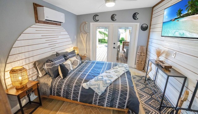 Peaceful Lake View Retreat Near Parks 10 Minutes to Downtown