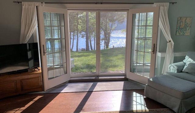 Peaceful Lake waterfront! Full Kitchen! Heat&AC! 5min to town, 8min to Garden!