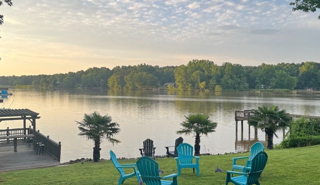 Peaceful Lake Wylie Waterfront Home in Belmont. Great Views, Beautiful interiors