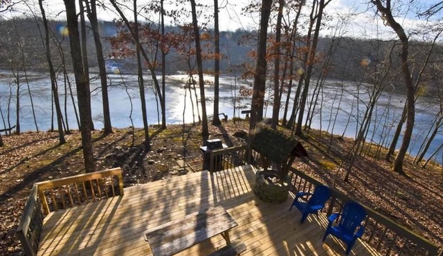 Peaceful Lakefront Retreat! Family & Dog Friendly w/Private Hot Tub!