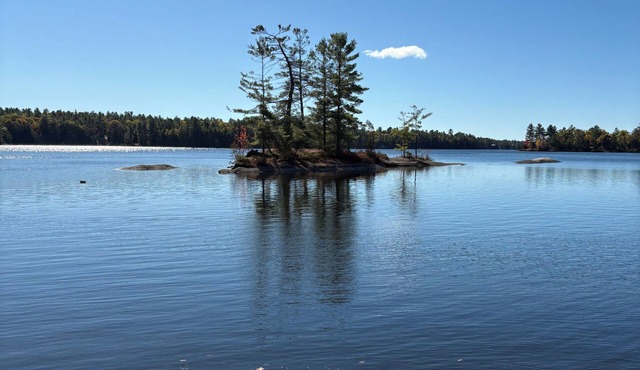 Peaceful Lakefront Cottage - Large Deck, Dock & Rustic Outdoor Charm