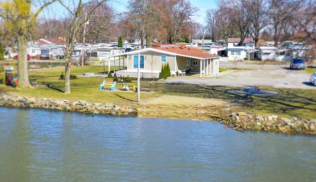 Peaceful Lakefront 3 bedroom Home with Boat Slip - Perfect Family Retreat
