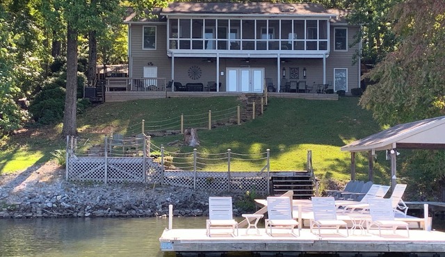 Peaceful Lakefront, Spectacular View, Spacious 2 Level, 30 Min from Auburn