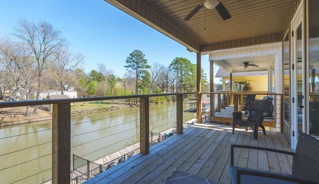 Peaceful Lakefront Living, Lake Hamilton Retreat