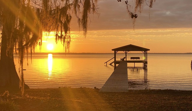 Peaceful Lakefront Cottage