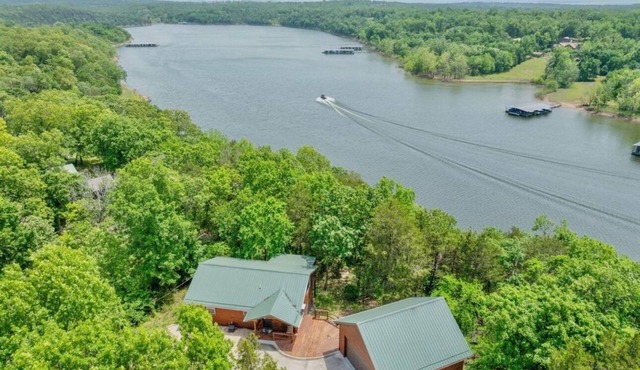 Peaceful Lakefront 2 Bedroom Cabin Overlooking Table Lake