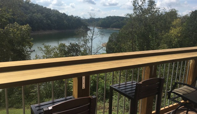 Peaceful Lakefront Cabin, just north of Smokey Mountains w/Hot Tub & Game Room