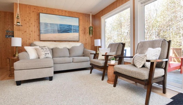 Peaceful Lakefront Cottage