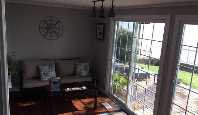Peaceful Lakefront Cottage~Clean & Comfortable, BBQ, FirePit, nr wineries beach