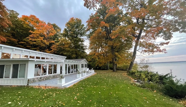 Peaceful lakefront cottage, Prime location, Nature Preserve at your back door