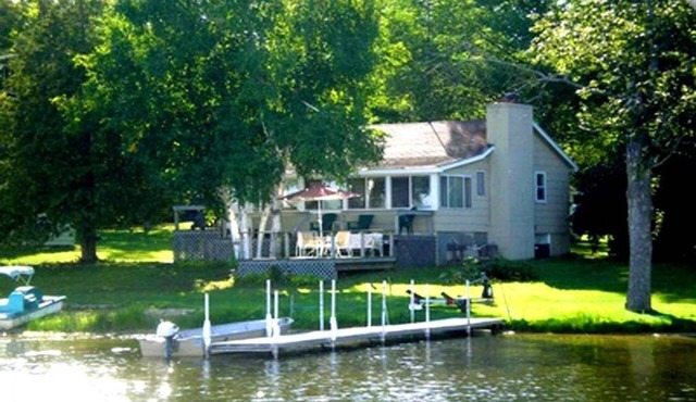 Peaceful Lakefront Cottage with kayaks, canoe, paddleboat and fishing rowboat
