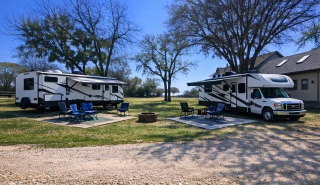 Peaceful LakeFront Full Hookup RV space