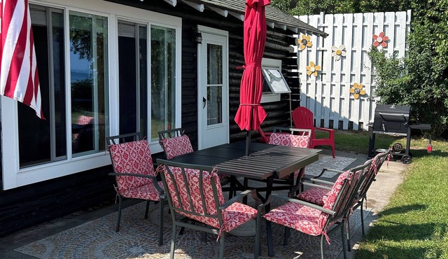 Peaceful Lakefront Getaway 2 B/1 BA