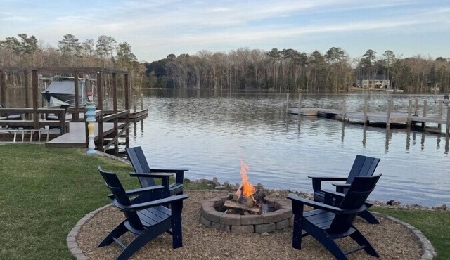 Peaceful Lakefront Getaway/Boujee Shack w/Dock + Kayaks