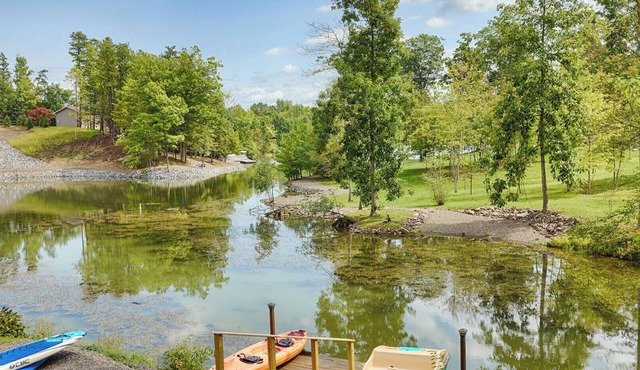 Peaceful lakefront haven in the Catskill mountains, two fire pits, four.