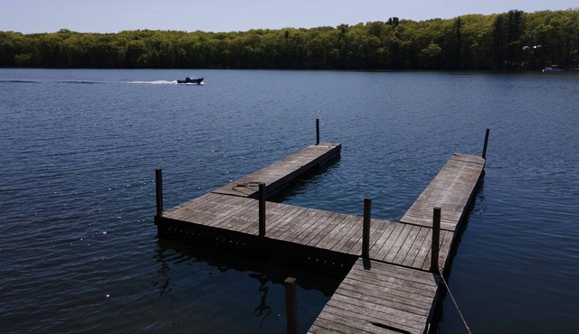Peaceful Lakefront House on Lake Wallenpaupack with private dock