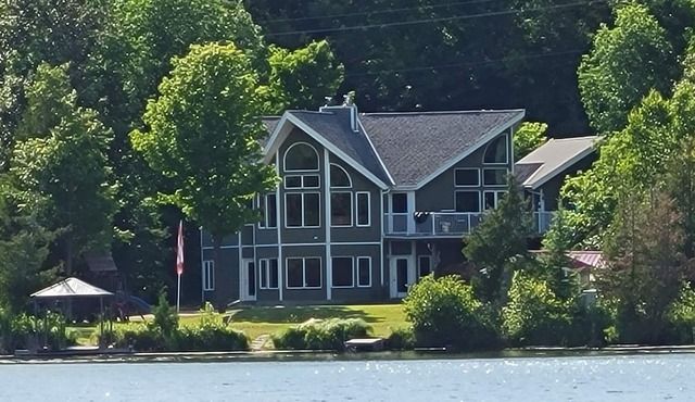 Peaceful lakefront retreat