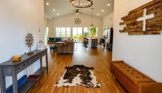 Peaceful lakefront retreat on Richland Chambers Lake! 🌅 Enjoy breathtaking views, games galore, a cozy firepit under the stars, a telescope for stargazing 🔭, a popcorn machine for movie nights 🍿, and plenty of space to relax on a private 4.3-acre