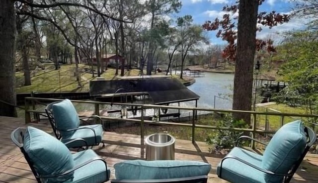 Peaceful lakefront retreat on Cedar Creek Lake!