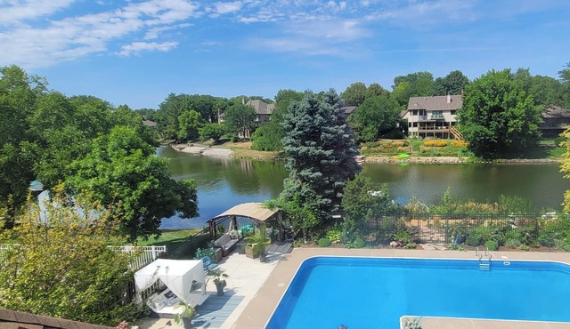 Peaceful Lakefront Retreat| Private Suite Pool SPA Sauna Hot tub Pool table