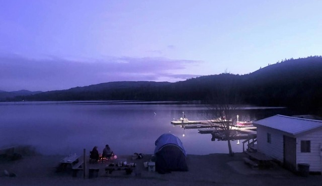 Peaceful Lakefront Studio With Stunning Dock & Water Views at Tiffanys Resort