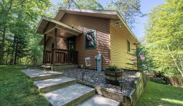 Peaceful lakefront Cabin with High Speed Internet