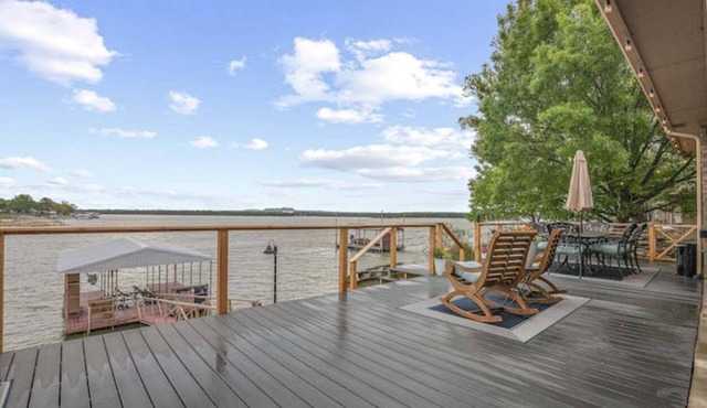 Peaceful Lakefront Retreat - Dock, Kayak & Sunrise Views - Sleeps 12